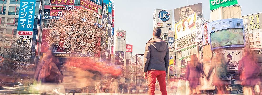 Un ragazzo fermo all'incrocio Shibuya.