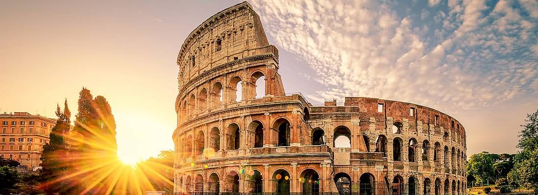 Il Sole tramonta dietro al Colosseo.