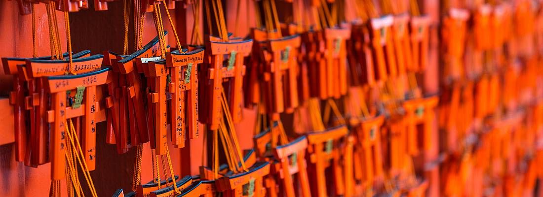 Piccoli torii dove è possibile scrivere i propri desideri, al Fushimi Inari di Kyoto.