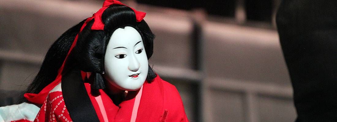 Maschera tradizionale del teatro Bunraku, durante una rappresentazione.
