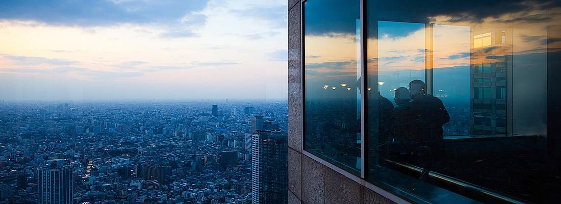 Turisti ammirano Tokyo dall'alto, dalle finestre del Tokyo Metropolitan Government Office.