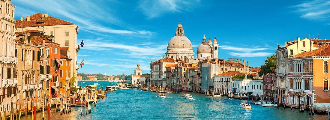 Magnifica vista di Canal Grande a Venezia in una giornata di sole.