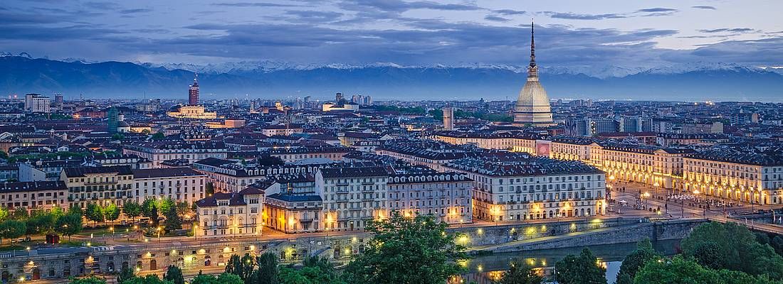 Panorama di Torino al tramonto, con la Mole Antonelliana sullo sfondo.