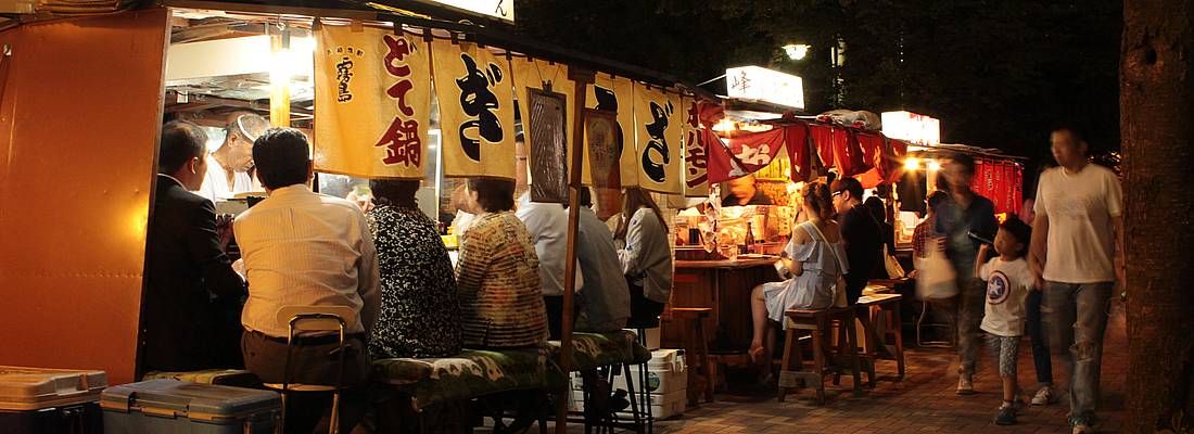 Alcuni yatai a fukuoka, tipici chioschi dove mangiare ramen e vari snack.