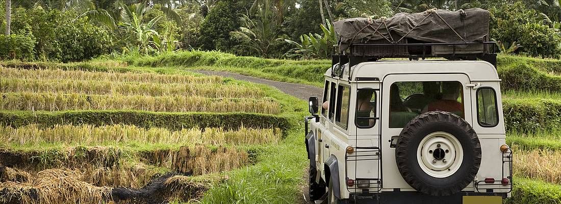 Fuoristrada tra le foreste di Bali.