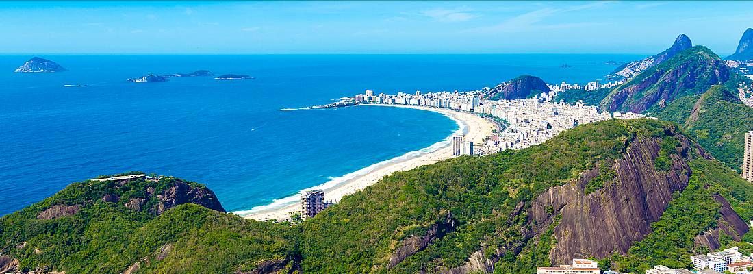 Una spiaggia brasiliana e l'Oceano, visti dall'alto.