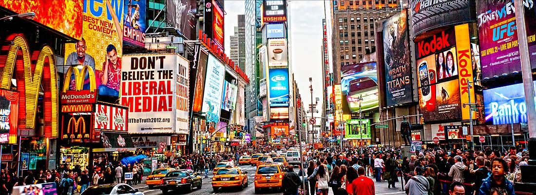 Folla e traffico in una coloratissima Times Square.