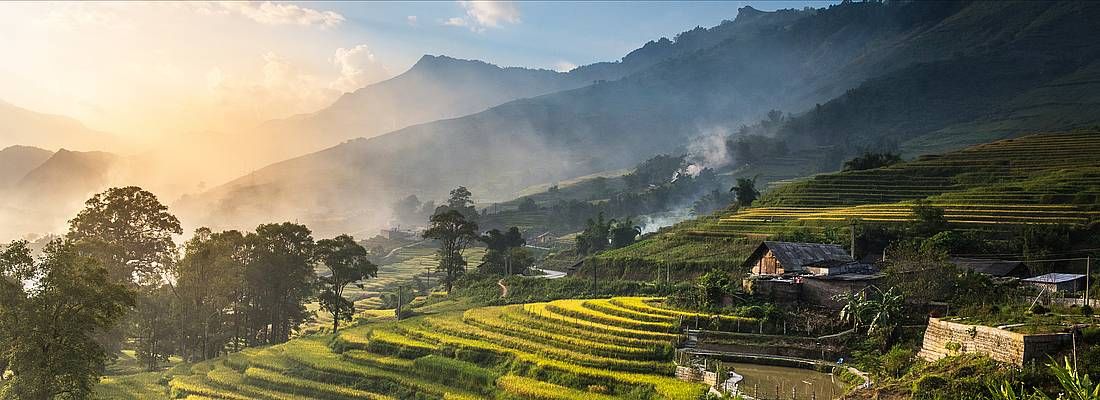 Terrazzamenti e natura in Vietnam, col Sole che sorge dopo una giornata di pioggia.