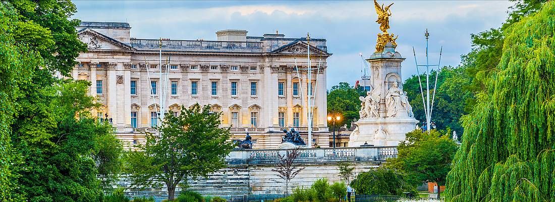 Buckingham Palace a Londra visto dalla zona dei giardini.