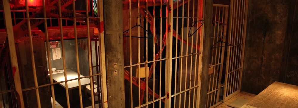 Interno del Ristorante Alcatraz E.R. a Shibuya con sbarre e atmosfera carceraria.