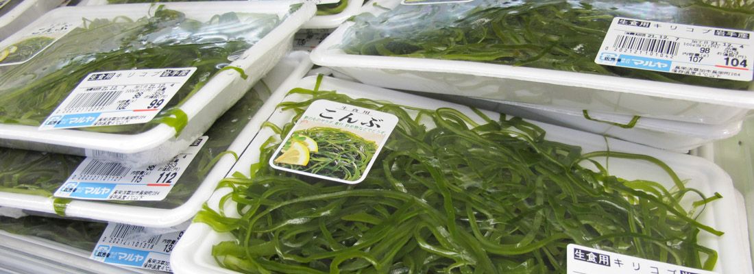 Confezioni di alghe giapponesi al supermercato a Tokyo.