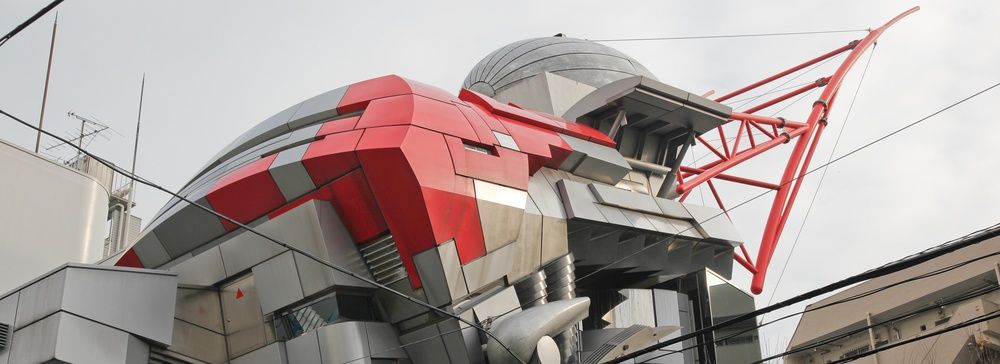 Edificio futuristico con design geometrico e colori vivaci ad Aoyama Technical College.