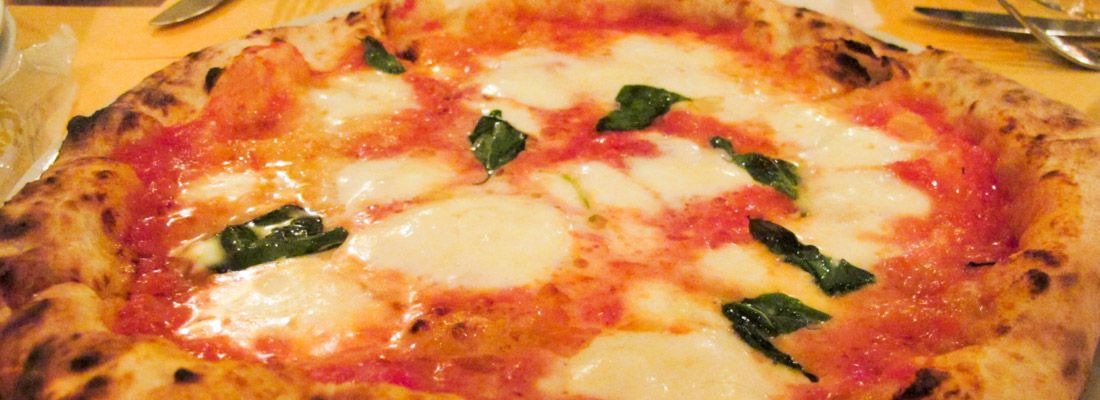 Dettaglio di una pizza margherita cotta al forno.