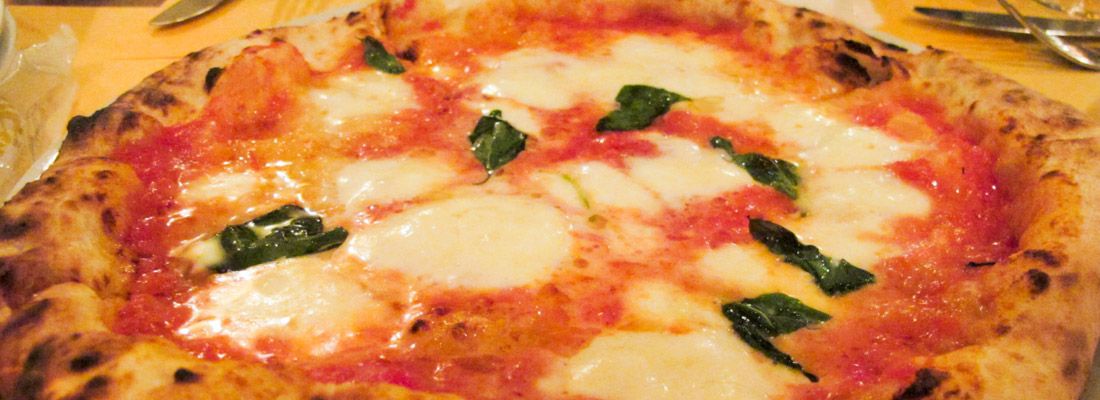 Dettaglio di una pizza margherita cotta al forno.