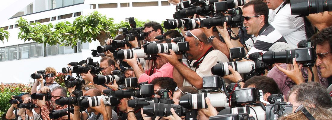 Gruppo di fotografi ad un evento.