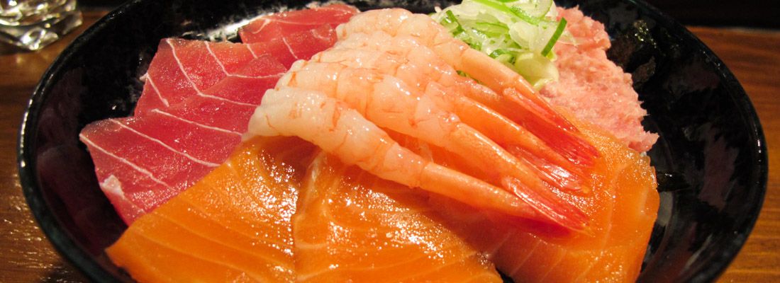 Donburi: ciotola di pesce crudo con salmone, tonno, gamberi.