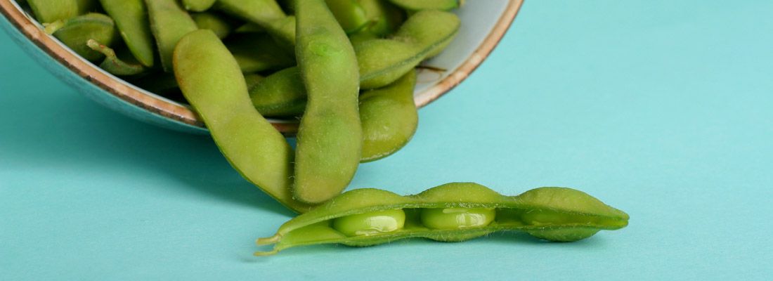 Ciotola piena di fagioli edamame.