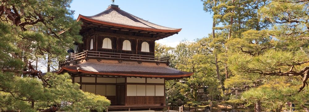 Il tempio Ginkakuji a Kyoto incorniciato dal verde dei giardini.