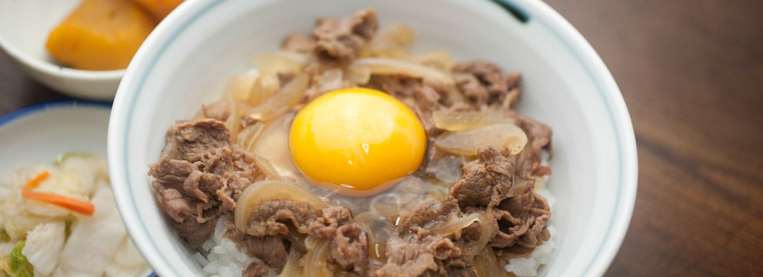 Ciotola di gyudon, con uovo crudo.