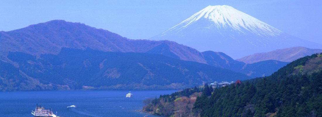 Il lago Kawaguchi-ko e il monte Fuji sullo sfondo. In primo piano, piccolino, il torii del Santuario di Hakone.