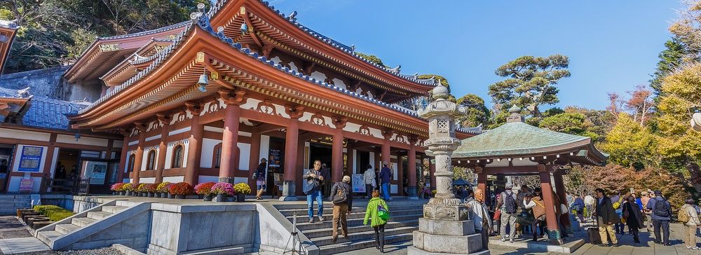 Tempio Hasedera a Kamakura con visitatori e cielo blu sereno.