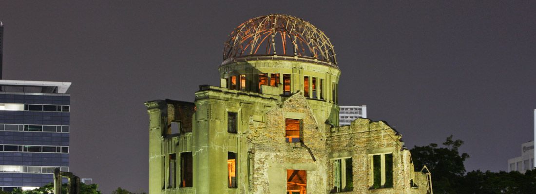 Il monumento A-Dome al Parco della Pace di Hiroshima, di notte.