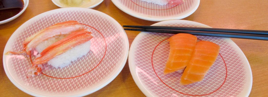 Piattini con sushi, in un ristorante di kaiten sushi.
