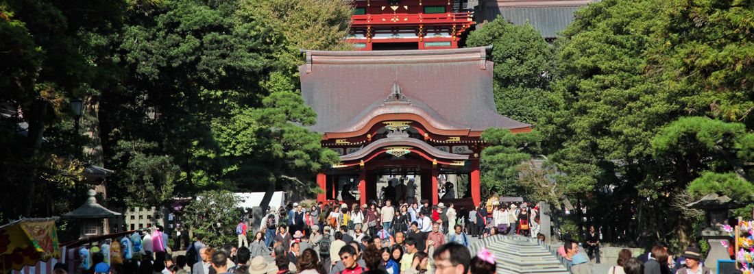 La strada che porta al santuario Tsurugaoka Hachimangu di Kamakura, gremita di gente.