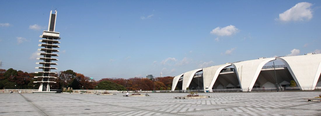 Il Komazawa Olympic Park, parco delle Olimpiadi di Tokyo 1964, con la torre olimpica e lo stadio.