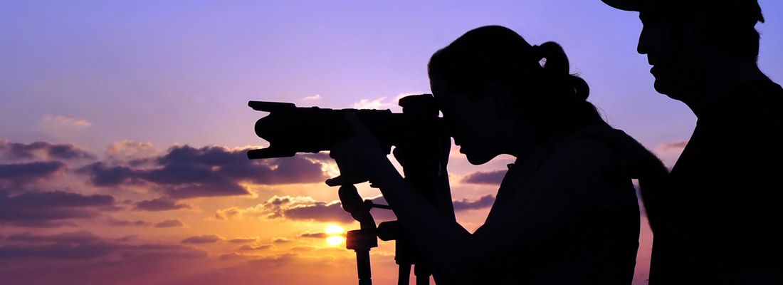 Silhouette di due fotografi al lavoro.