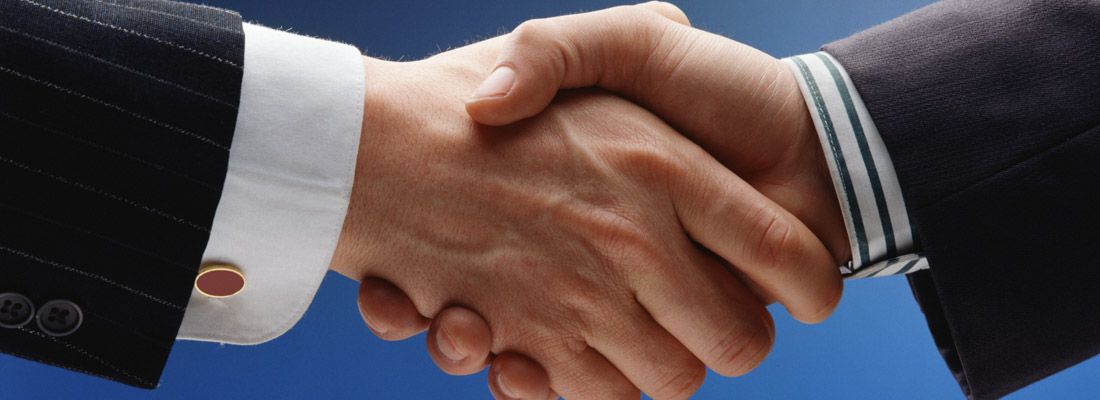 Due mani si stringono, in segno di un accordo raggiunto.