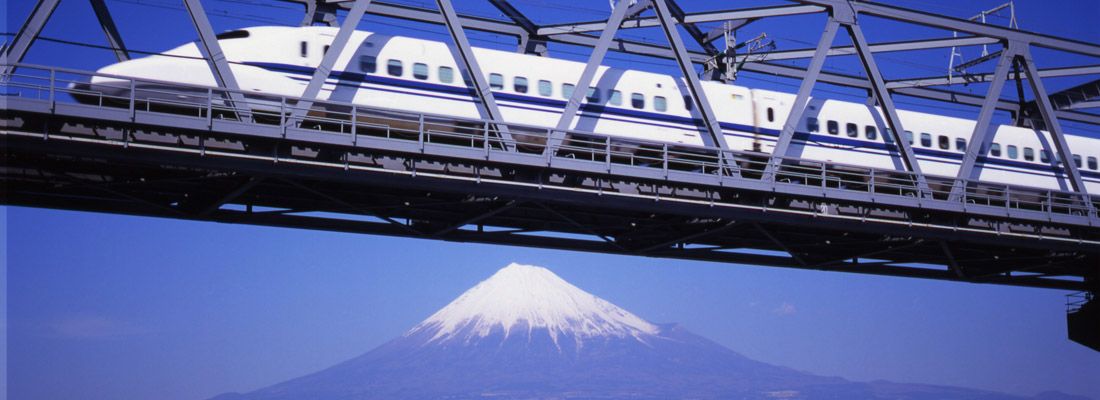 Uno shinkansen passa su un ponte, con il Monte Fuji sullo sfondo.