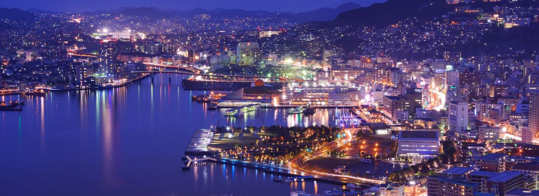 Splendida vista del porto di Nagasaki, di notte.