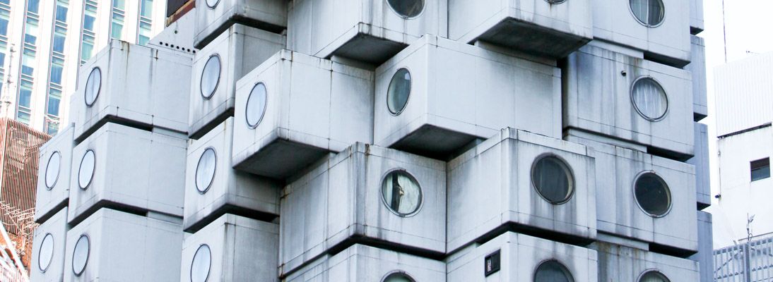 Dettaglio della Nakagin Capsule Tower vista dall'esterno.