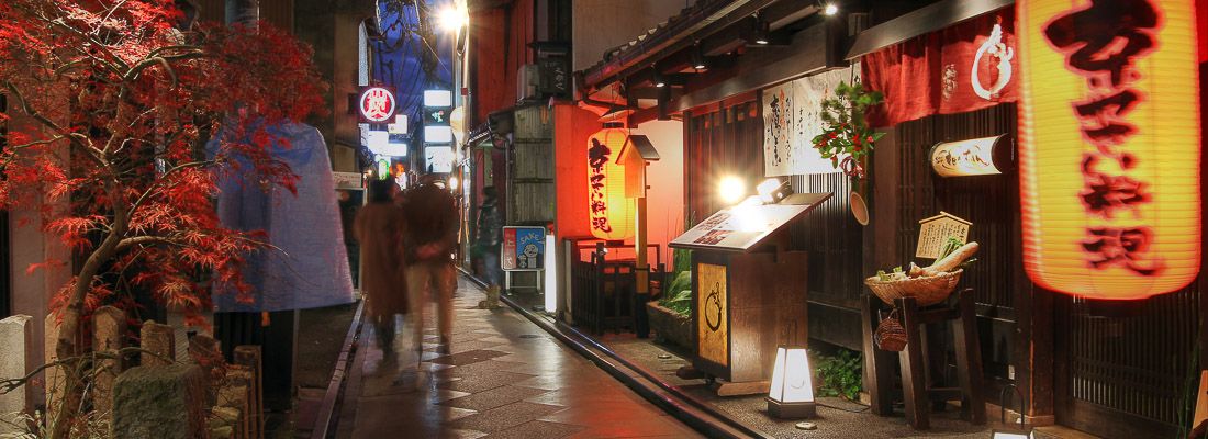 Luci e lanterne all'esterno di ristoranti giapponesi tradizionali, nella strada Ponto-cho a Kyoto.