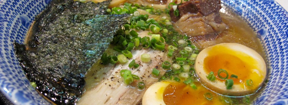 Ramen con brodo denso, pezzi di carne e uovo.