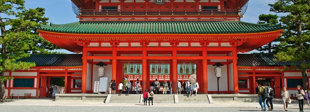 Ingresso principale del Santuario Heian a Kyoto, con visitatori.