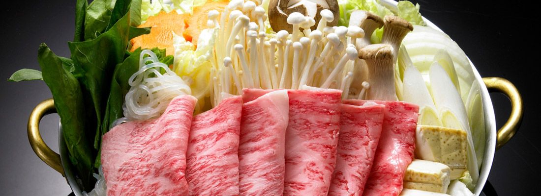 Ingredienti crudi, per preparare shabu shabu e sukiyaki.