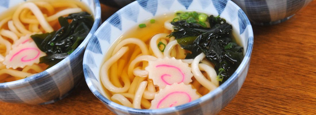 Varie ciotole con udon.