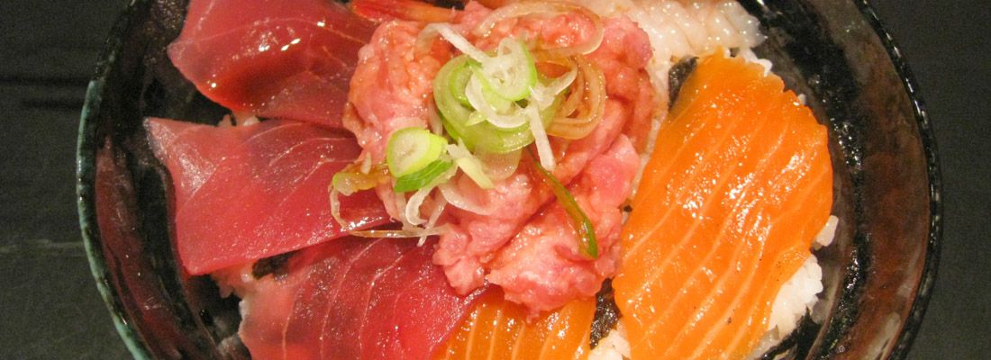 Ciotola di donburi: riso con sopra tonno, salmone e negitoro.