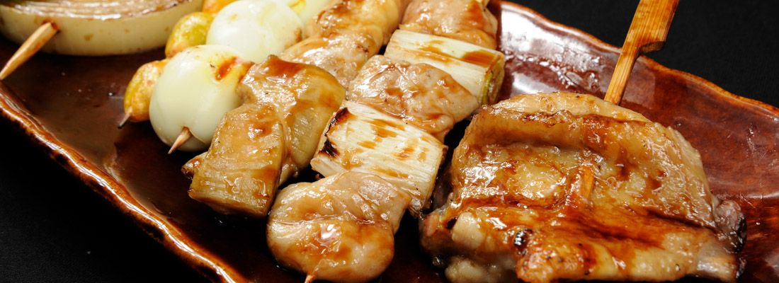 Spiedini yakitori: pollo alla griglia.