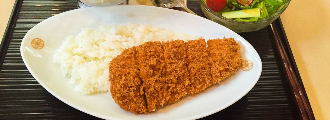 Cotoletta tonkatsu con riso al curry, al ristorante Maisen.