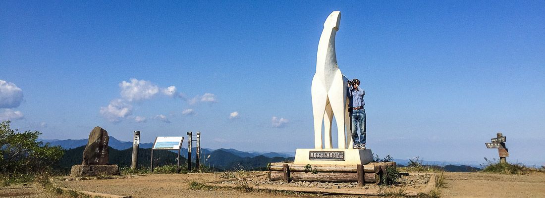 Scultura sulla cima del Monte Jimba.