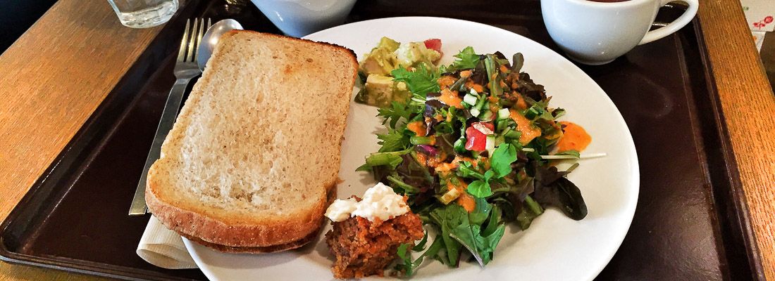 Sandwich ed insalata al Pure Cafe di Omotesando.