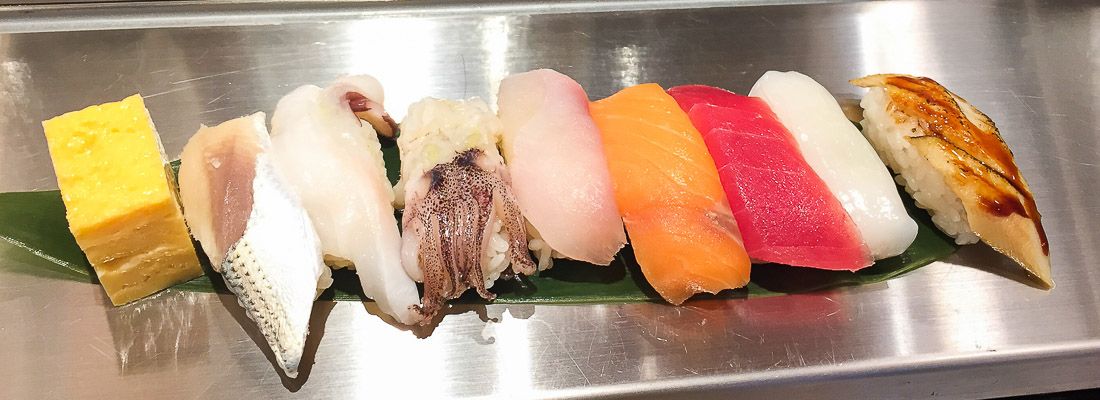 Vari nigiri sushi appoggiati su una foglia di bambù, allo standing sushi bar Uogashi.