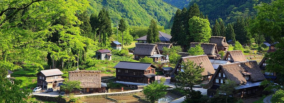 Il villaggio di Ainokura, incastonato tra le montagne.