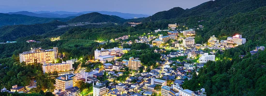 La cittadina di Arima Onsen vista dall'alto, di sera.