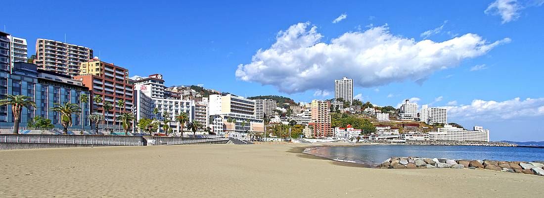 Spiaggia davanti alla cittadina di Atami.