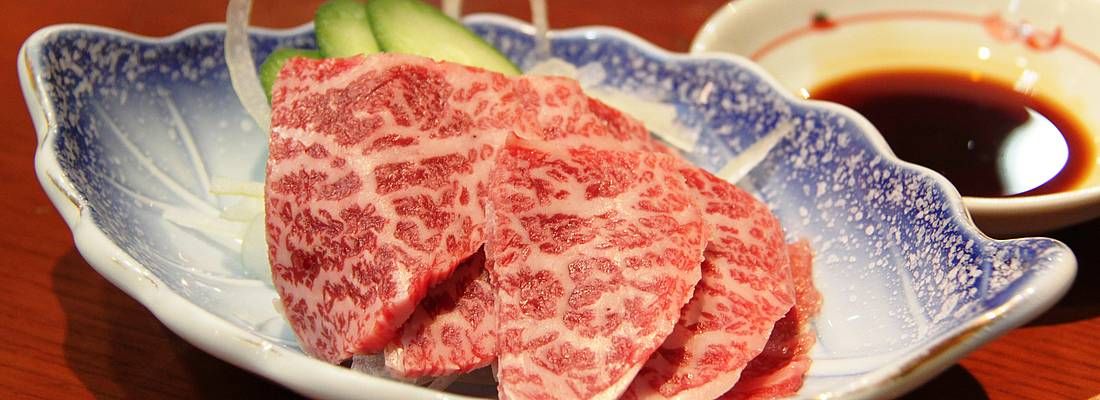 Fettine di carne di Hida, pronte per essere cucinate con cottura yakiniku.