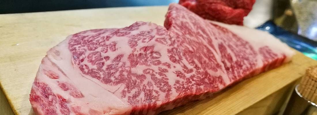 Una fetta di carne di Matsusaka prima di essere cotta.